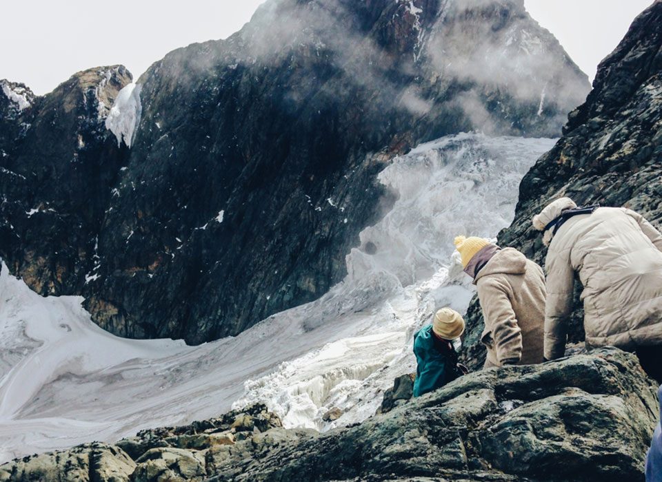 Complete Medical Guide to Trekking the Rwenzori Mountains (Altitude, Hypothermia, Trench Foot, and Equatorial Exposure)