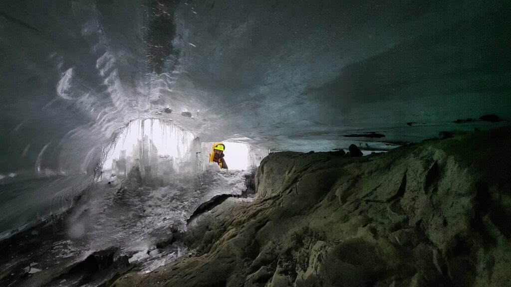 How Cold Does It Get on Margherita Peak? A Complete Temperature & Cold-Weather Guide for Serious Trekkers 